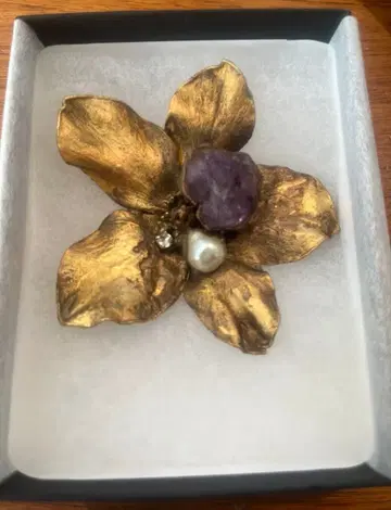 앤티크 꽃 모양 브로치 자수정