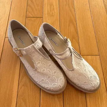 RANDA 화이트 레이스 메리 제인 펌프스