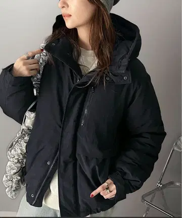 미사용 블랙 다운 자켓 후드 부착