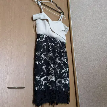 프릴 달린 레이스 타이트 드레스