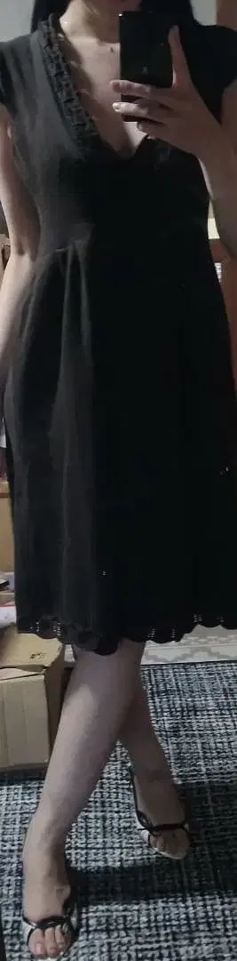 블랙 V넥 무릎 기장 원피스와 탱크탑 세트