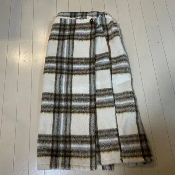 아이보리와 브라운 체크 무늬 롱 스커트