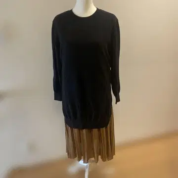 블랙 니트탑과 베이지 플리츠 스커트