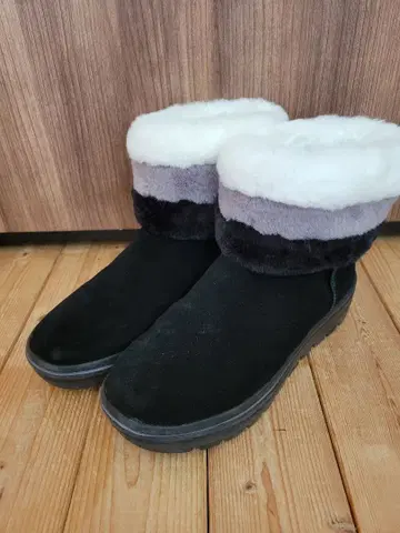 새상품급 스케쳐스 숏부츠 블랙 스웨이드 24cm