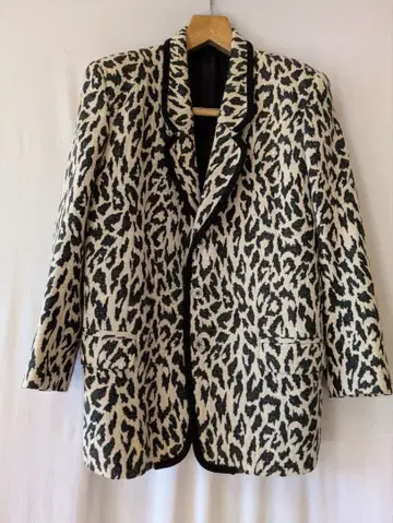 BBCO의 레오파드 무늬 테일러드 자켓