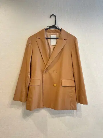 Noble 베이지 더블 버튼 테일러드 자켓