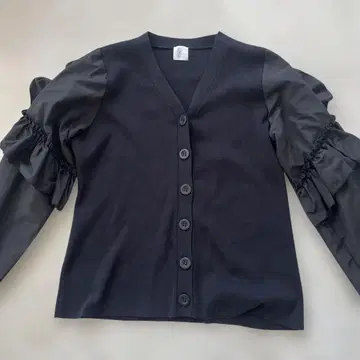 프릴 장식 블랙 가디건 블라우스