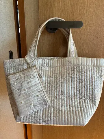 화이트 퀼팅 토트백