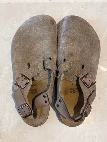 그레이 스웨이드 백 스트랩 샌들