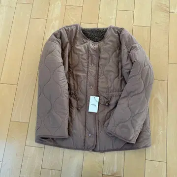 미사용 새상품. MOC 컬러 퀼팅 자켓. 안티로사. 리버서블