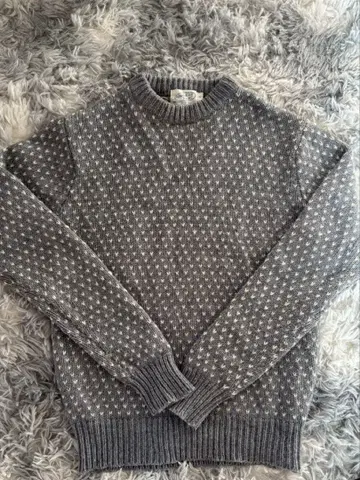 그레이 다이아몬드 패턴 크루넥 스웨터