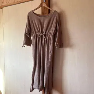 허리 리본 포함 브라운 원피스