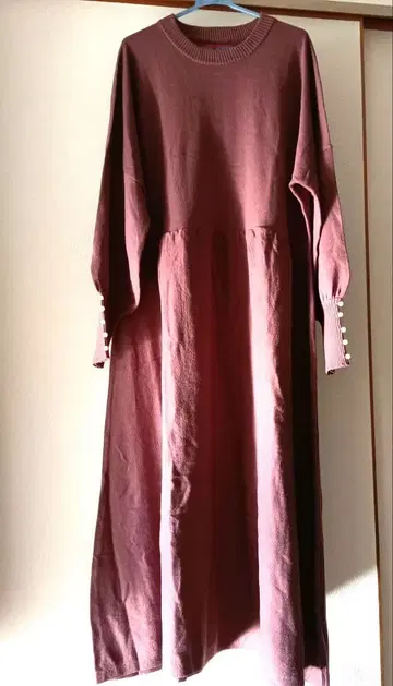 핑크 아몬드 브라운 긴팔 롱 니트 원피스 펄 버튼 포함