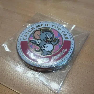 톰과 제리 타피 금 배지 캔뱃지 초기 하자 있음