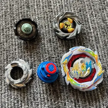 커스터마이즈 가능한 베이블레이드 2점 세트