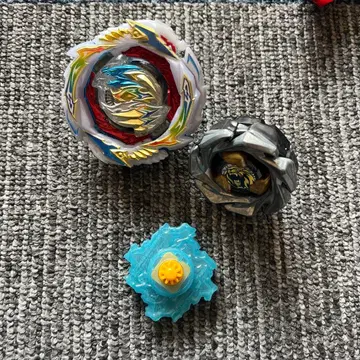 커스터마이즈 가능한 베이블레이드 3종 세트