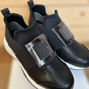 메탈 버클이 달린 블랙 스니커즈