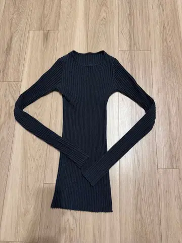 uncrive 다크 그레이 리브 긴팔 스웨터