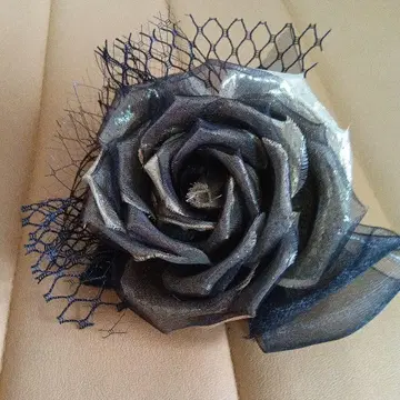 PETITSOIR 메탈릭 장미 브로치 도쿄 소와르