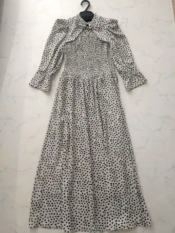 SNIDEL 데콜테 오픈 도트 프린트 원피스