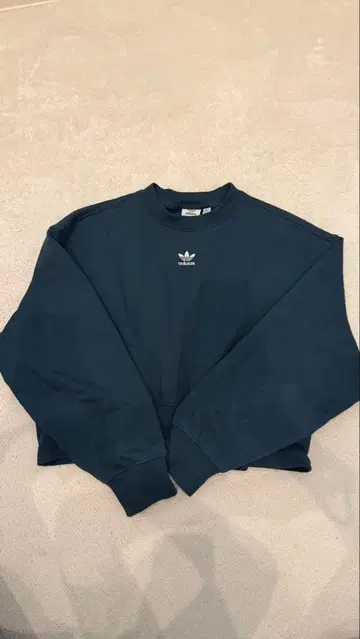 adidas 숏 기장 상의 맨투맨 새상품급