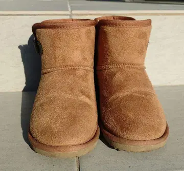 브라운 스웨이드 어그 부츠 버클 포함