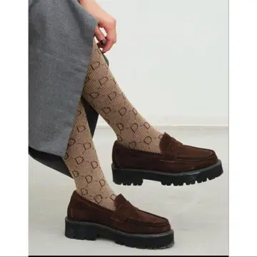 카미난도 스웨이드 통굽 로퍼