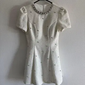 쥬얼스 화이트 비쥬 부착 A라인 드레스