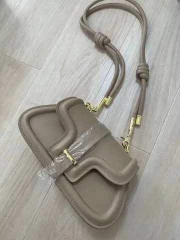 베이지 플랩 숄더백