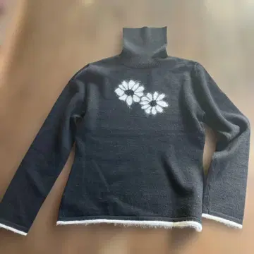 꽃무늬 자수 블랙 터틀넥 스웨터