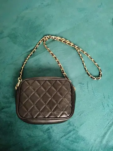 AULENTTI 골드 체인 백 블랙