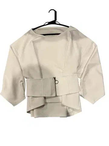 그레이스 콘티넨탈 화이트 오부 소매 상의 허리 벨트 포함