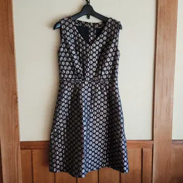 SEVENTY 슬리브리스 무릎 기장 원피스 도트