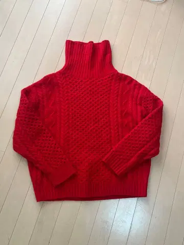 유나이티드 애로우즈 빨간색 터틀넥 케이블 니트 스웨터