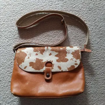 가죽과 퍼의 숄더백