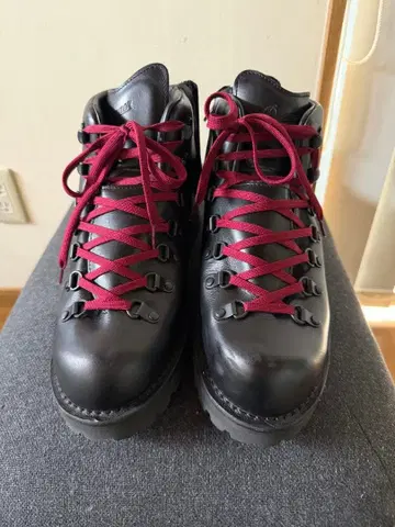 블랙 가죽 하이컷 부츠 빨간색 신발끈