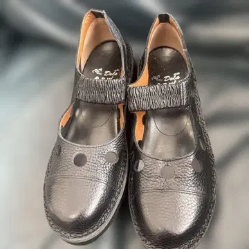 블랙 도트 디자인의 가죽 신발