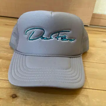 그레이 자수 로고 트래커 캡