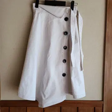 M'S GRACY 화이트 플레어 스커트
