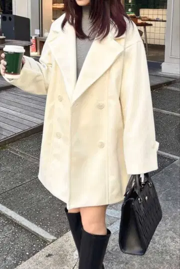 화이트 더블 브레스트 울 코트