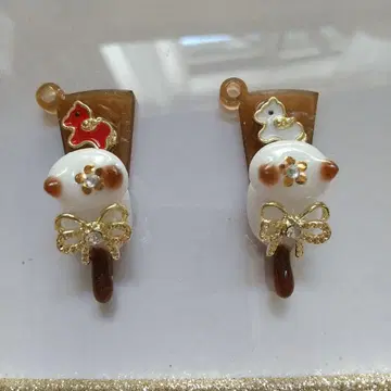 참 파츠 앉아있는 고양이 설날