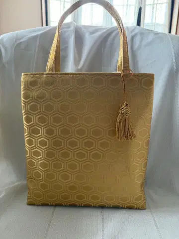 골드 육각형 무늬 토트백 태슬 포함 실크