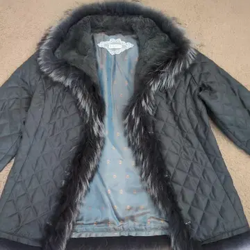 퍼 달린 블랙 퀼팅 코트 안에 입는 타입