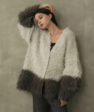 바이컬러 몬스터 샤기 니트 루즈 V넥 가디건