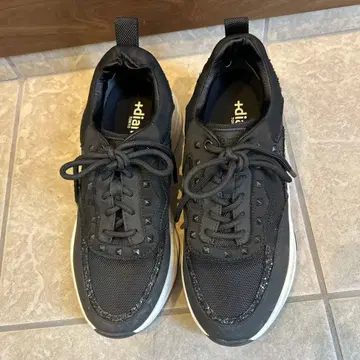 다이애나 스터드 디자인 블랙 스니커즈