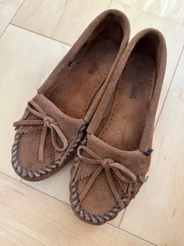 브라운 스웨이드 프린지 모카신 미네통카