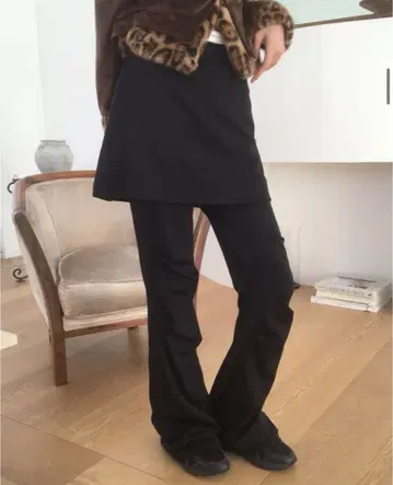 원더원더 턱 입은 부츠컷 스커트 팬츠 black