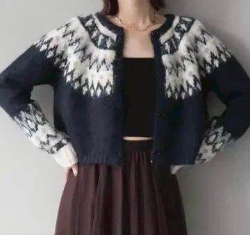 기하학 패턴 크롭 니트 가디건 네이비 Lumier 같은 형태 가을/겨울