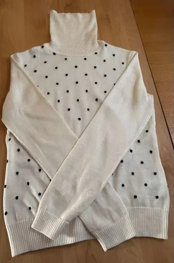 NEWYORKER 아이보리 도트 무늬 터틀넥 니트