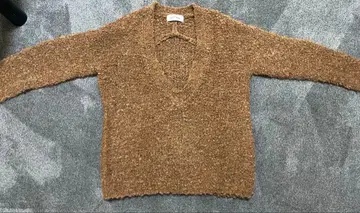 LILLY LYNQUE 브라운 V넥 니트